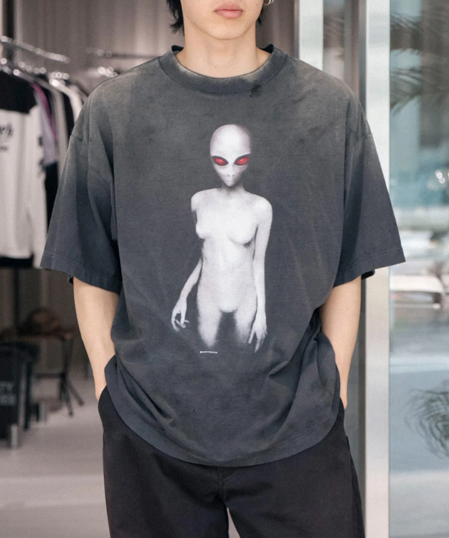 SAINT Mxxxxxx SS TEE/ALIEN/BLK Dark Alien Retro Distressed Short Sleeves Washed Black S-XL SAINT Mxxxxxx continues this year's gothic dark style Ultra-difficult alien printing technology Absolutely top-notch Professional water washing plant jointly owned by Hong Kong businessmen Ultra-high standard restoration ZP Correct collar label/wash water label/cherub label The difference is based on pictures and goods